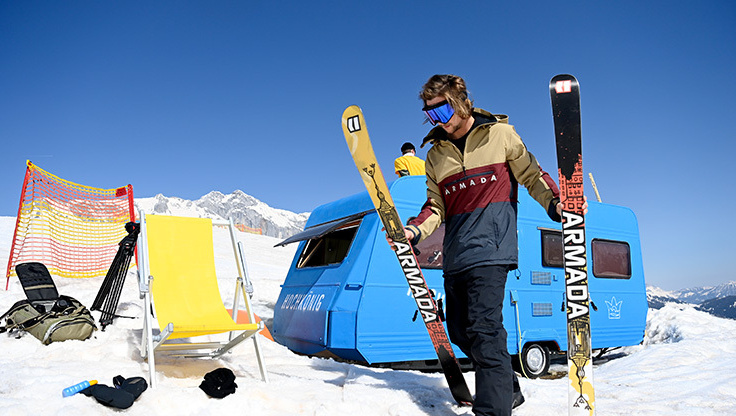 Skieur et snowboarder avec une tenue de coupe régulière