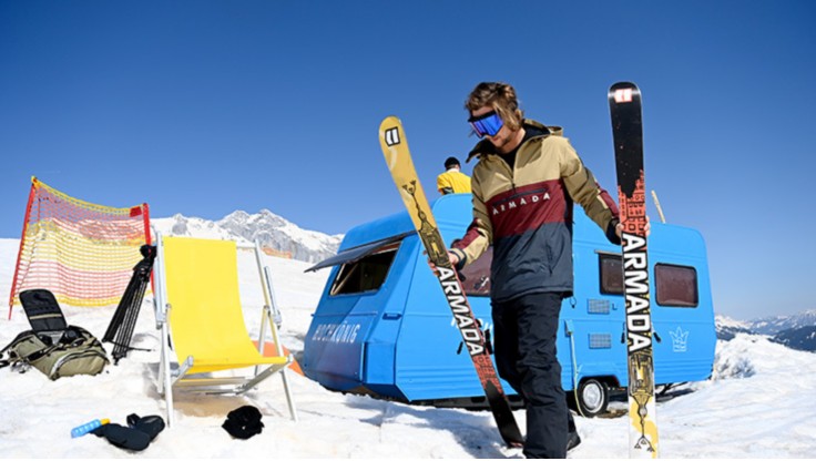 Skiløper i yttertøy i standard-passform tar en pause