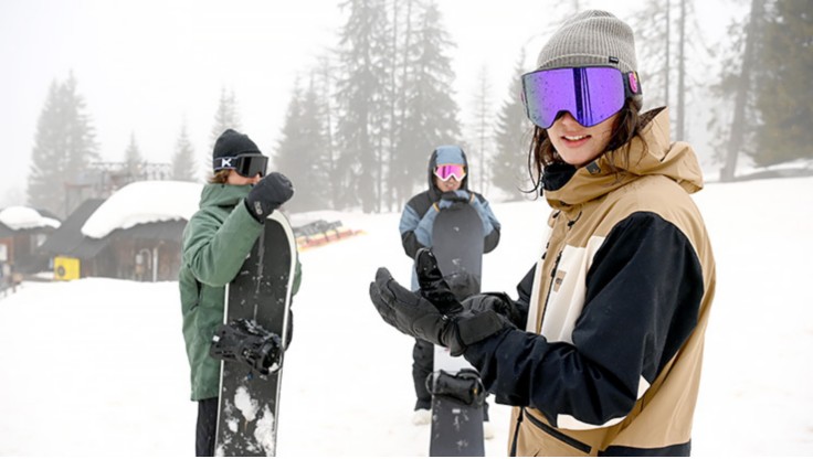 Snowboarder con una giacca da snowboard con una migliore impermeabilità