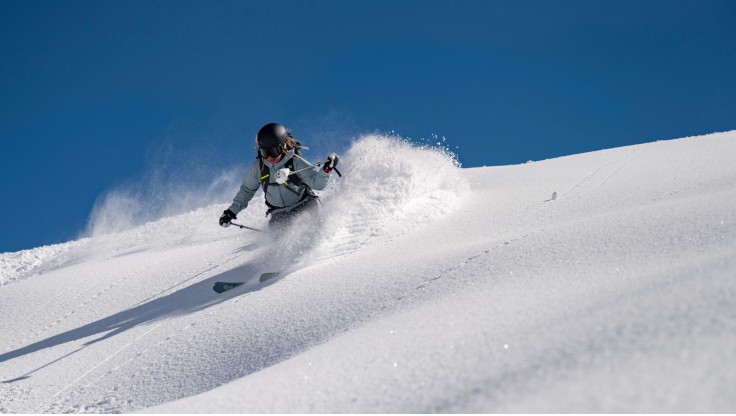 Model with a pair of freeride freeskis