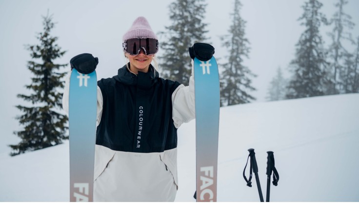 Model with a pair of all-mountain freeskis